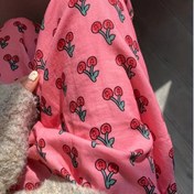 Resim Kadınlar için Yüksek Bel Geniş Bacaklı Pantolon, Kiraz Çiçeği Tasarımı - Bol Kesim, Makinede Yıkanabilir, Tüm Mevsimler İçin Rahat, Pembe Renkli Kırmızı ve Yeşil Detaylar, Günlük Rahat Giyim, Konforlu Moda, Dayanıklı Kumaş 