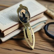 Resim JWEIJIAO Vintage Bronz Antika Cam Kitap Ayracı - Ay Işığı Altında Siyah Kedi Gotik Tasarım, Şık ve Dayanıklı Dekoratif Kitap Sayfa Tutucu, Okuyucular & Koleksiyoncular İçin İdeal Hediye (Şık Kitap Aksesuarı) 