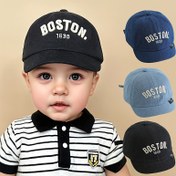 Resim Bebekler için bir bebek şapkası, kısa kenarlı ördek kanadlı bir tasarıma sahip, harflerle denimden yapılmıştır, yaz için mükemmel. Bu hafif güneş şapkası şık ve güneş koruması sunar, çocuklar için 1-3 yaş arası açık hava oyunları ve eğlence için uygundur. 