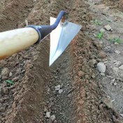 Resim 1 Adet Ağır Hizmet Tipi V Şekilli Bahçe Çapa Keskin Üçgen Bıçaklı - Kazma, Yabani Otları Temizleme ve Toprağı Gevşetme İçin Dayanıklı Metal El Süpürgesi - Arka Bahçe Bahçeciliği ve Ekim için İdeal - Elektrik Gerektirmez, Manuel Bah 