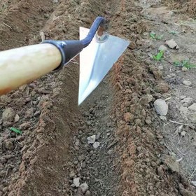 Resim 1 Adet Ağır Hizmet Tipi V Şekilli Bahçe Çapa Keskin Üçgen Bıçaklı - Kazma, Yabani Otları Temizleme ve Toprağı Gevşetme İçin Dayanıklı Metal El Süpürgesi - Arka Bahçe Bahçeciliği ve Ekim için İdeal - Elektrik Gerektirmez, Manuel Bah 