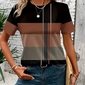 Resim Kadınların Zarif Geometrik Desenli Kısa Kollu T-Shirt - Siyah ve Mavi Çizgili Tasarım, Yuvarlak Yaka, Rahat Yaz Üstü, Hasır Çanta, Beyaz Tırnak Sanatı ve Katmanlı Kolyeler, Çok Yönlü Moda | Şık Rahat Giyim | Dokulu 
