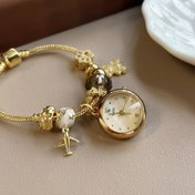 Resim 1 Adet Altın Tonlu Kadın Bilekliği - Vintage Cep Saati Charm, Uçak Pendant ve Ayı Aksesuarlı Şık Çok Zincirli Takı, Günlük Giyim İçin Hafif Lüks Aksesuar, Dekoratif Boncuk Zinciri, Ayı Süslemeli 