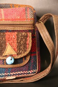 Resim Etnik Tarz Kilim Desenli, Fermuarlı, Üç Cebli, Orta Boy Renkli Omuz Çanta En 20 - Boy 25 Çok Renkli 