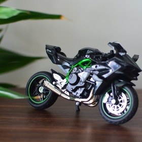 Resim Şık Yeşil Detaylı Siyah Motosiklet Modeli - Dayanıklı Plastik Koleksiyon Parçası, Ev/Ofis Dekoru, Motosiklet Tutkunları İçin Harika Hediye, Dinamik Duruş, Detaylı İşçilik 