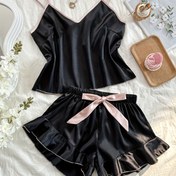 Resim Bayanlar için şirin ve şık iki parçalı gecelik takımı, askılı ve şort üzerinde fiyonklu. 