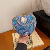 Resim Kadınlar için mavi ve pembe desenli, altın zincirli, tokalı ve çiçek desenli vintage kalp şekilli çanta - Partiler ve etkinlikler için şık akşam çantası, parti aksesuarı | Pullu süslemeli çanta | Altın tonlu zincirli, çanta aksesuarları 