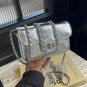 Resim Kadınlar için Şık Gümüş Flip Messenger Çantası - Zincirli Askılı, Altın Tonlu Donanım ve Çıkarılabilir Omuz Askısı ile Vintage Stil, Günlük veya Resmi Durumlar için Mükemmel, Günlük Aksesuar | Vintage Stil Çanta | Dayanıklı, Küçük Çaplı Çanta 
