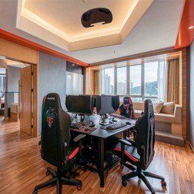 Resim Bir Bardak Tutucu ve Telefon Yuvası ile Katlanabilir Açık Koltuk - Dayanıklı Plastik Bardak Tutucu ve Telefon Cebi, Kamp, Plaj ve Patio Lounge Koltukları için Tasarlanmış, Güvenli Sıkma Cihazı ile (Siyah), Patio için Gerekli, Sağlam Yapı, Kolay Kurulum XYS0612-4 