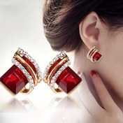 Resim Kırmızı Taşlı ve Kristal Vurgulu, Altın Tonlu Hipoalerjenik Alaşımdan Şık Vintage Esintili Geometrik Çivi Küpeler - Düğünler, Partiler, Sevgililer Günü Hediyesi için Mükemmel 