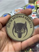 Resim KOMANDO PAZARI "Olum Bizimle Gelecek" Yazılı 3D Lazer Kesim Arkası Cırtlı Patch 