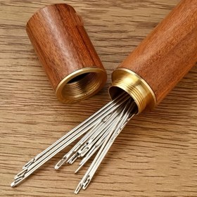 Resim 30 adet Kendinden İplikli İğne Seti, Çeşitli Boyutlar, Ahşap Depolama Tüpleri, Yaşlılar İçin Kolay İrtibat, El Dikiş, Yorgan, Giyim ve Çapraz Dikiş, Açık ve Koyu Kahverengi 