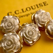 Resim 5'li Zarif Beyaz Gül Çiçeği Dekoratif Düğmeler - 18/23mm Büyük Çiçek Detayları Altın Rengi Merkezli, Kadın Giyim, Eşarplar, Çantalar, Şapkalar, Ev Tekstili için Dayanıklı Metal - Düğün, Parti, Günlük Süslemeler, Giysiler için Düğme 