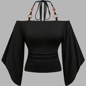 Resim Yaz için temiz bir renk ve geniş kollu bir tasarıma sahip kadınların şık ve seksi askılı üstleri. 