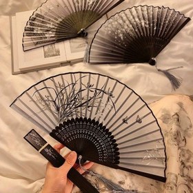 Resim Tül ile şık Retro Bambu Katlanır Fan - Taşınabilir El Tipi Yaz Fanı, Cheongsam Dans Fanı Seyahat ve Fotoğrafçılık için, Düğünler, Partiler ve Hediyeler için Uygun, Siyah ve Beyaz Tasarım ile Çiçek Süslemesi, Parti Aksesuarları | Dekoratif Fan | Hafif Fan, Üç Farklı Boyutta Mevcut 