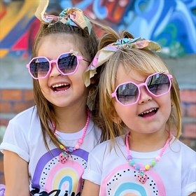 Resim Yeni Stil Çocuk Gözlükleri Kişilikli Yay Tasarımı ile - Kızların Fotoğraf Çekimlerini Süslemek için Mükemmel, Kare Çerçeve, AC Lens ve PC Malzeme 