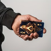 Resim 1 Adet Siyah & Altın Renkli Şık Poker Desenli Kart Kılıfı - Ultra İnce Parıltılı Vinil, Yüksek Kalite ve Kırışmaz Banka/Kredi Kartı Kapağı, Maça As Tasarımı, Kabarcıksız Koruma, Erkek Modası Aksesuarları, Parlak Bitim, Şık Erkekler İçin 