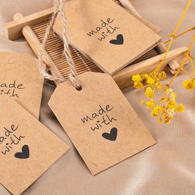 Resim 50 Adet "Made with Love" Etiketi - Siyah El Yazısı ve Kalp Detaylı Kraft Karton Asma Kartlar, DIY Takı Yapımı, Hediye Paketleme ve El İşi Dekorasyonu İçin (Güç Gerektirmez) 