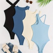 Resim Bir kadın için dört parçalı bir koltuk üstü, yuvarlak boyunlu, kolsuz, çapraz askılı, düzensiz, düz renkli, yumuşak ve rahat, küçük ribbed body top ile. 