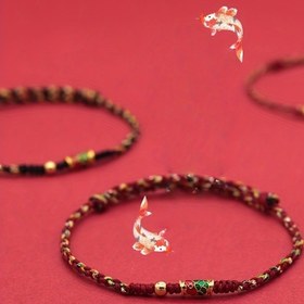 Resim El Dokuma Şanslı Koi Bileklik - Canlı Kırmızı, Yeşil ve Altın Vurgulu Çin Esintili Hayvan Tasarımı, Sentetik Aralık Doğum Taşı, Her Mevsim Günlük Kullanım & Karnaval Festivalleri İçin 