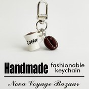 Resim 1 Adet Kahve Fincanı Anahtarlık - Gerçekçi Kahve Çekirdekleri ve Fincan Tasarımı, Hafif Reçine Anahtarlık, Barista Severler İçin, Sırt Çantası veya Cüzdan Dekoru - Baristalar için Hediye, Doğum Günü, Noel, Sevgililer Günü - Kahve Tutkunları İçin Yenilikçi Aksesuar, Tatil Hediyesi, Eğlenceli Tasarım, El Yapımı Charm, Fonksiyonel Anahtarlık 