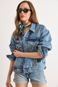 Resim Olalook Kadın Mavi Sırtı Aplike Denim Ceket CKT-19000526 