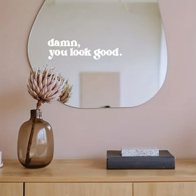 Resim 1 adet "Kahretsin, İyi Görünüyorsun" Mat Vinil Ayna Çıkartması - Ev, Banyo, Araba ve Araç Aynaları için Kolay Uygulanabilir Yapışkan Not - Dayanıklı ve Şık Tasarımıyla Minimalist Estetik 