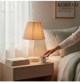 Resim Bej Rengi Keten Kumaş Başlıklı Metal Gövdeli Abajur Çok Renkli 