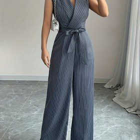 Resim Kadınlar için şık beyaz ve siyah çizgili kollu şort, V-yaka, kemerli bel, geniş paça pantolon, rahat ancak şık yazlık kıyafet 