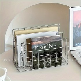Resim 1 Adet Modern Gümüş Rengi Kitaplık Depolama - 1 Şık Gümüş Metal Raf ve Depolama Sepeti ile - Çağdaş Dergi ve Gazete Organizatörü, Ev Ofisi Dekoru için Uygun Nordik Tarzı Demir Metal Üç Katlı Kitaplık, Masa ve Çekmeceli Depolama Kutusu 