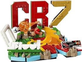 Resim LEGO Editions Cristiano Ronaldo - Unutulmaz Futbol Anları 43012-10 Yaş ve Üzeri Çocuklar için Minifigür ve Koleksiyonluk Levha İçeren Yaratıcı Oyuncak Yapım Seti, Hediye Fikri (490 Parça) 