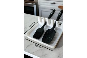 Resim Mediterian Beyaz Gili kapak tutucu ve kaşıklık, şık ve kullanışlı plastik tasarım, 11x11 cm 