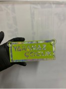 Resim Yeşil Renk Üzeri Hologram Renk Yaramaz Çocuk Yazılı Vantuzlu Cam Süsü 