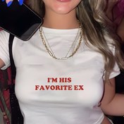Resim Kadınlar için "I'm His Favorite Ex" Kırmızı Harf Baskılı Y2K Crop Top T-Shirt - Beyaz Kısa Kollu Yuvarlak Yaka Günlük Sokak Giyimi, Makinede Yıkanabilir İlkbahar Yaz Modası Tişörtü, Retro Tarz, Nefes Alabilen Kumaş, Görüş Açıklamalı Gömlek, Sokak Giysisi Hayranları İçin 