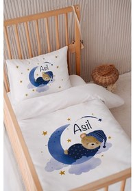 Resim %100 Pamuk Saten Isme Özel Isimli 100x150 Bebek Yatak Nevresim Seti Ayda Uyuyan Pijamalı Ayıcık 