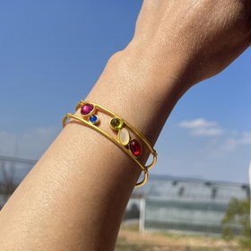 Resim Bohemian Altın Tonlu Geniş Bilezik Çok Renkli Sentetik Taşlarla - Etnik Retro Kadın Takısı, Günlük Kıyafetler ve Hediye Verme için Bohem Stili Aksesuar, Dokulu Metal Tasarım 