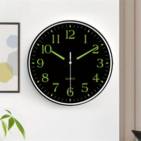 Resim Karanlıkta Parlayan Duvar Saati - Sessiz Tiktak Etmeyen Yuvarlak Modern Tasarım, Işıklı Rakamlar ve Akrep Yelkovanlar, Japon Kuvars Mekanizması, Dayanıklı Plastik/Cam, Pille Çalışır (AA Dahil Değildir), Oturma Odası, Yatak Odası, Ofis için Noel Dekoru, Yatak Odası Zaman Göstergesi | Yaratıcı Parlayan Rakamlar | Pürüzsüz Cam Yüzeyli, Oturma Odası İçin Duvar Saati 