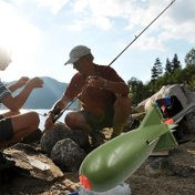 Resim Yeşil Sazan Balıkçılık Yem Besleyici & Pellet Roket Fırlatıcı - Swimbait için Dayanıklı Plastik Yem Kafesi Atıcı, Sazan Pozisyonlama için Yavaş-Çıkartmalı Besleyiciler, Balıkçılık Aksesuarları, Akışkan Tasarım, Sağlam Yapı, Profesyonel Balıkçılar 