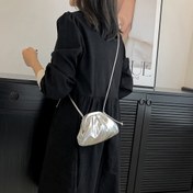 Resim Şık Bej ve Altın Gümüş Bulut Hobo Çantası - Yumuşak, Buruşuk Dumpling Tasarımı, Toka Kapatma, Polyester Astarlı, Tatil Temalı Parti Çantası Kadınlar İçin, Tatil El Çantası | Şık Dumpling Çantası | Polyester Astarlı İç 