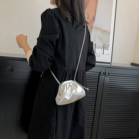 Resim Şık Bej ve Altın Gümüş Bulut Hobo Çantası - Yumuşak, Buruşuk Dumpling Tasarımı, Toka Kapatma, Polyester Astarlı, Tatil Temalı Parti Çantası Kadınlar İçin, Tatil El Çantası | Şık Dumpling Çantası | Polyester Astarlı İç 