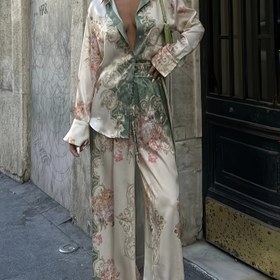 Resim Kadınların Zarif Çiçek Desenli Bol Gömlek ve Geniş Bacaklı Pantolon Takımı - Yeşil ve Pembe Çiçek Desenli Bej, Uzun Kollu, Düğmeli Yaka, Elastik Bel, Bahar/Yaz/Sonbahar için Mükemmel, Çiçek Desenli Bluz 