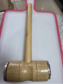 Resim İnova Ahşap saplı et döveceği. 