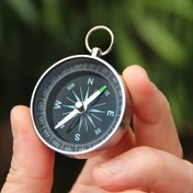 Resim 1 adet Paslanmaz Çelik Pusula Anahtarlık - Su Geçirmez Mini Cep Pusulası ile 360 ° Derece İşaretlemeleri, Dayanıklı Açık Hava Navigasyon Aracı, Pil Gerekmez, Maceralar ve Hediyeler için Mükemmel 
