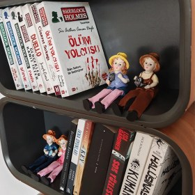 Resim Sallanan Ayaklı Kürek Taşıyan Ve Sulama Kabı Tutan Çocuk Biblosu 