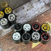 Resim 10 Paket 1/64 Ölçekli Plastik Tekerlekler, ABS Kauçuk Lastikler, Elektro Kaplama Gümüş, Manuel İşletme, Hobi Araç Modifikasyon Parçaları, Çeşitli Renklerde. Arabalar için uygun gerçek sürücü tekerlek jant lastiği seti 