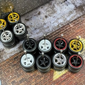 Resim 10 Paket 1/64 Ölçekli Plastik Tekerlekler, ABS Kauçuk Lastikler, Elektro Kaplama Gümüş, Manuel İşletme, Hobi Araç Modifikasyon Parçaları, Çeşitli Renklerde. Arabalar için uygun gerçek sürücü tekerlek jant lastiği seti 