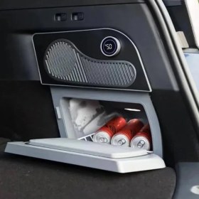 Resim Die Grup Tesla Model Y Legacy ile Uyumlu Temaı 16L Kapasiteli Mini Buzdolabı, Çift Bölmeli Soğutma ve Dondurma Özellikli, LED Ekranlı 