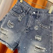 Resim Yüksek Bel Denim Şortlar, Boncuklu Süslemeler - Yırtık Kenar, Düğme Kapatma, A Kesim, Açık Mavi Yıkanmış Denim, Bahar/Yaz Rahat Giyim İçin Mükemmel, Yüksek Bel Şortlar 