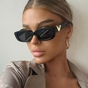 Resim Kadınların Retro Küçük Dikdörtgen Moda Gözlüğü - Siyah Plastik Çerçeve ile Altın V-Logo Ayrıntıları, Sokak Stili ve Günlük Şık için Dekoratif Lensli Moda Gözlükleri, Rahat Gözlükler | Cesur Vurgu Detayları | Hafif Gözlük 