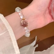 Resim Toz Sis Gül, Lüks Bir Dokunuşla Bir Beaded Çiçek Bilekliği, Yaz İçin Mükemmel ve Stil Açısından Çok Yönlü. 